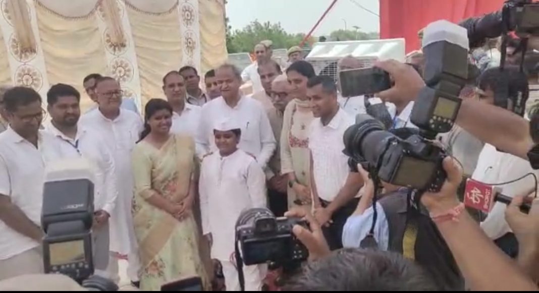 मुख्यमंत्री श्री अशोक गहलोत पहुंचे बीकानेर मुख्यमंत्री श्री अशोक गहलोत पहुंचे बीकानेर