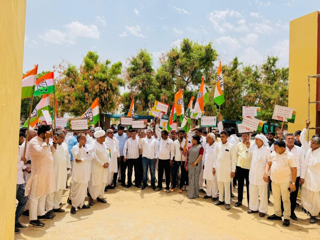 बिजली पानी की समस्या को लेकर बज्जू उपखंड मुख्यालय पर धरना-प्रदर्शन। बिजली पानी की समस्या को लेकर बज्जू उपखंड मुख्यालय पर धरना-प्रदर्शन।