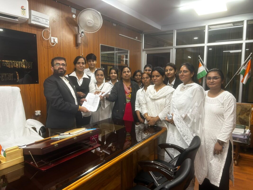 महिला अधिवक्ताओं के लिए अलग बार रूम की मांग, जिला एवं सत्र न्यायाधीश को सौंपा ज्ञापन महिला अधिवक्ताओं के लिए अलग बार रूम की मांग, जिला एवं सत्र न्यायाधीश को सौंपा ज्ञापन