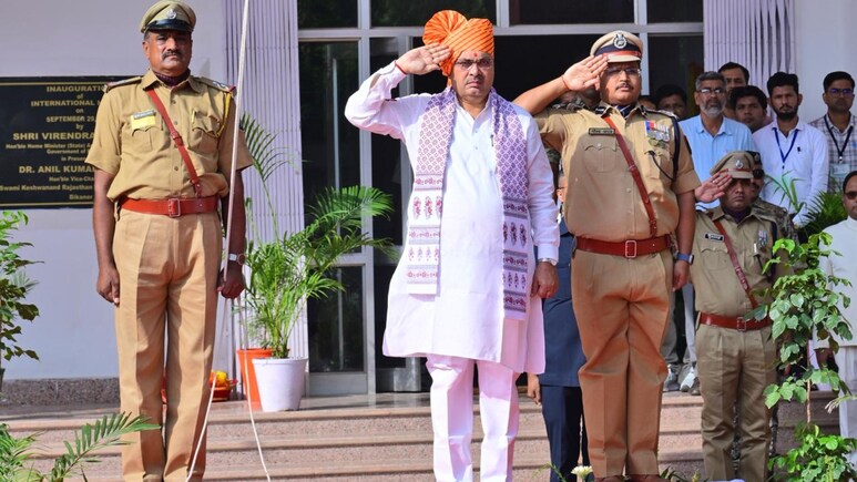 राजस्थान के मुख्यमंत्री भजनलाल शर्मा ने बीकानेर के डॉ. करणी सिंह स्टेडियम में ध्वजारोहण किया राजस्थान के मुख्यमंत्री भजनलाल शर्मा ने बीकानेर के डॉ. करणी सिंह स्टेडियम में ध्वजारोहण किया