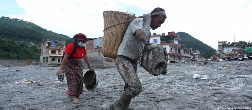 नेपाल बाढ़ः रेस्क्यू जारी, मरने वालों की संख्या 1,000 के पार नेपाल बाढ़ः रेस्क्यू जारी, मरने वालों की संख्या 1,000 के पार