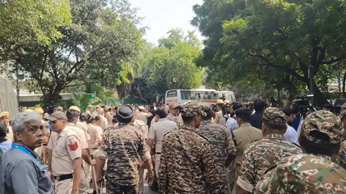 देश में जनता और सरकार आमने-सामने देश में जनता और सरकार आमने-सामने